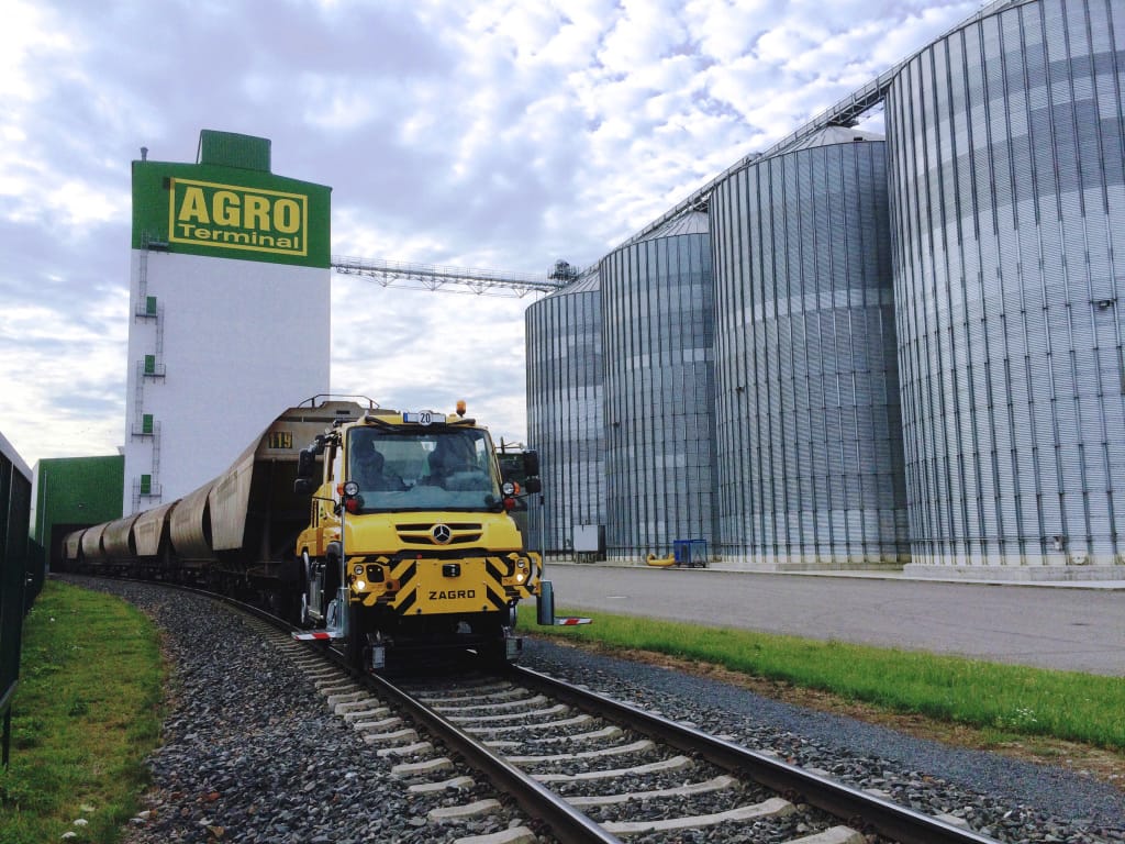 Mercedes-Benz auf der Bahntechnikmesse Innotrans: Der Unimog – vielseitig auf Schiene und Straße