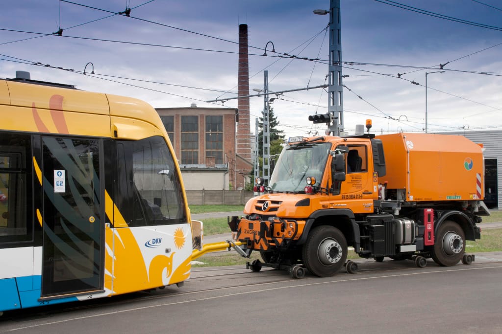 Mercedes-Benz auf der Bahntechnikmesse Innotrans: Der Unimog – vielseitig auf Schiene und Straße