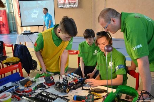 Toyota challenges high-school students to build fuel-cell cars