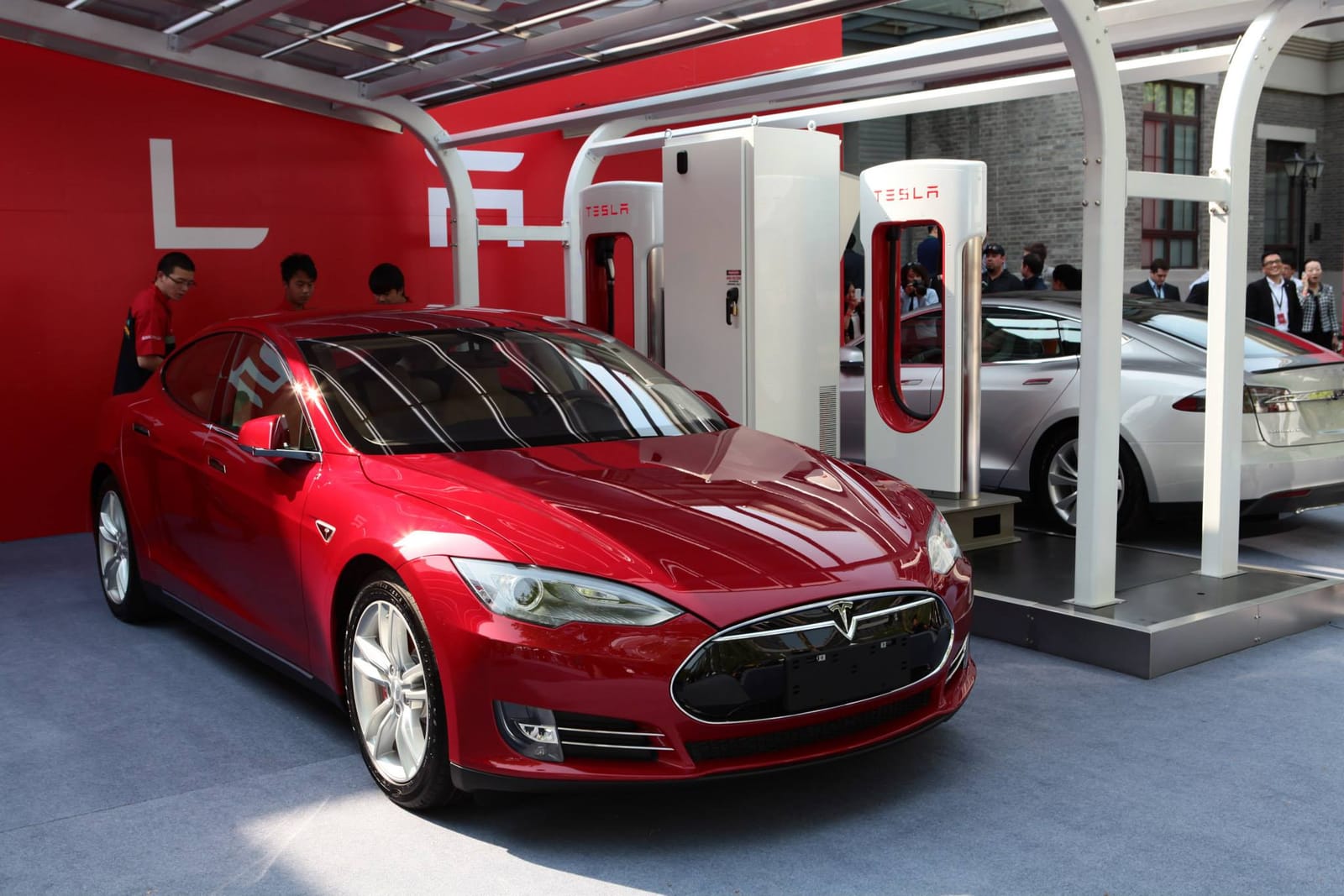 Driver Who Crashed blames Tesla’s Sales Staff