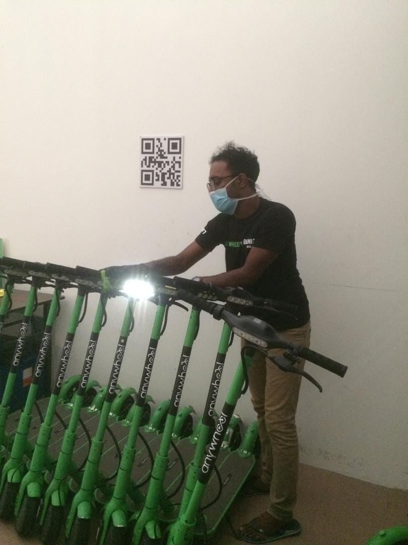 Anywheel Pasukan Operasi membersihkan e-skuter di dalam bengkel sebelum diedarkan ke luar Bayan Baru Penang